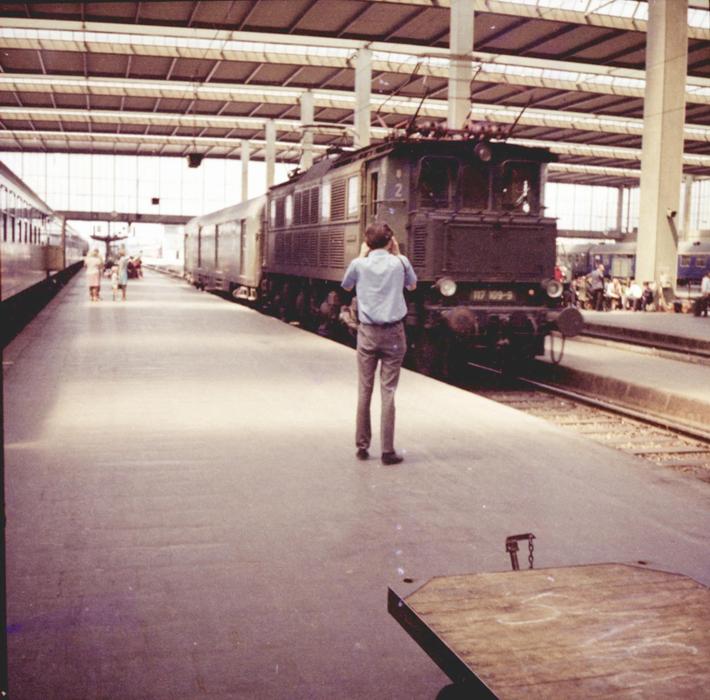 Bernd beim fotogaphieren einer E 17 im Mnchen Hbf 1973