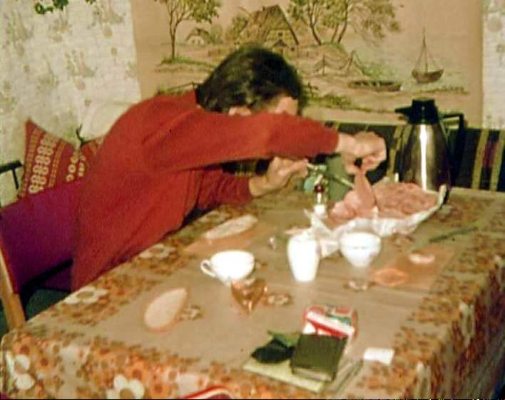 Bernd hat ungewohnte Wurst vorgefunden, Grafling 1970