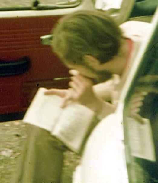 Bernd im Auto beim Kursbuchstudiom, wann kommt der Zug 1970